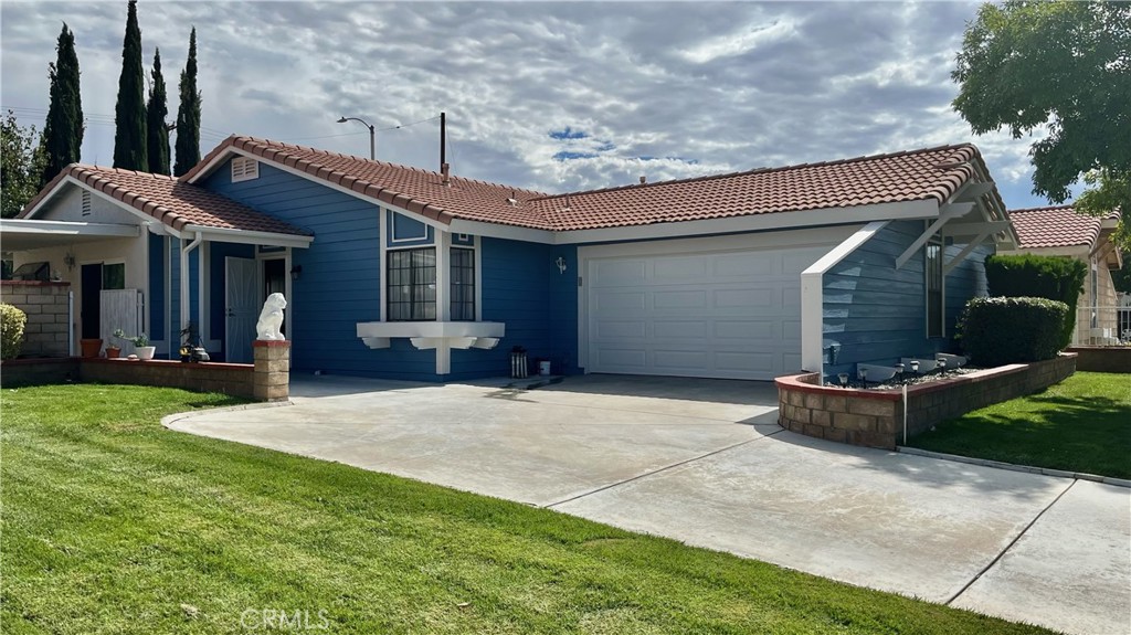 a front view of house with yard