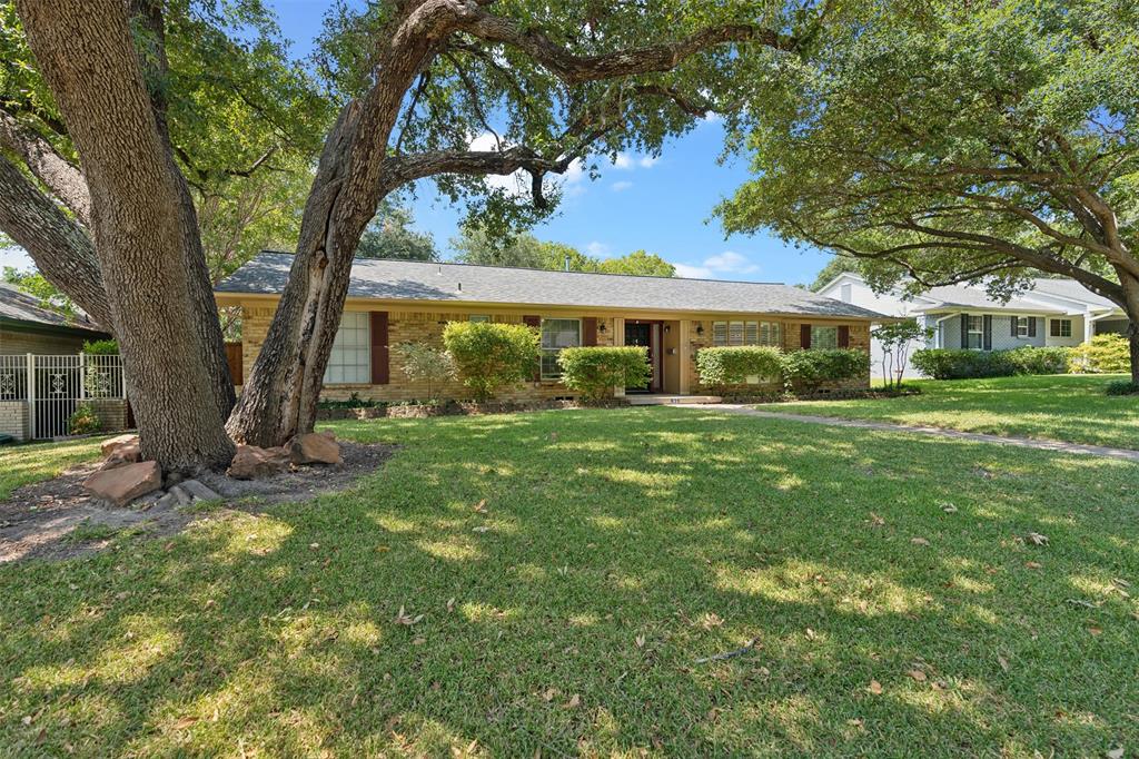 a view of a house with a backyard