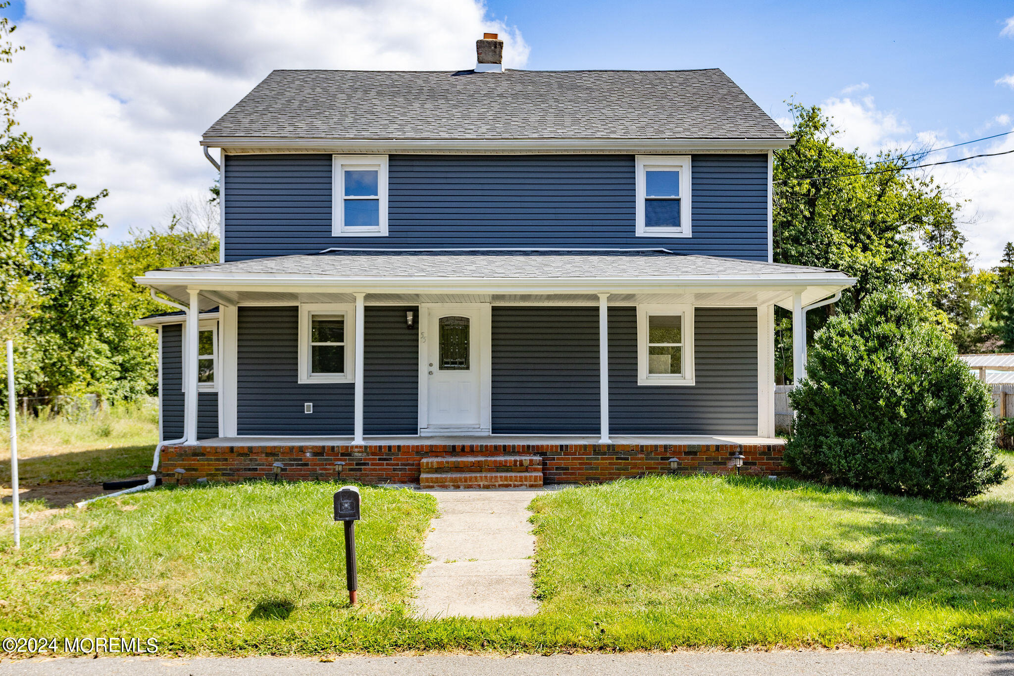 a view of a house with yard