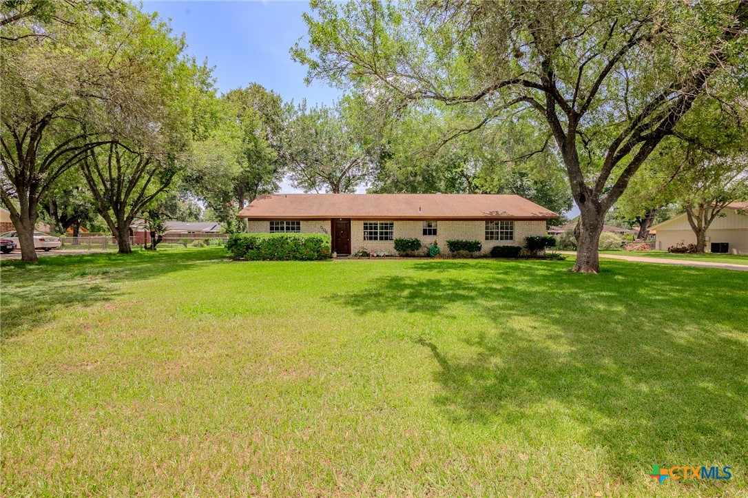 a view of an house with swimming pool and yard