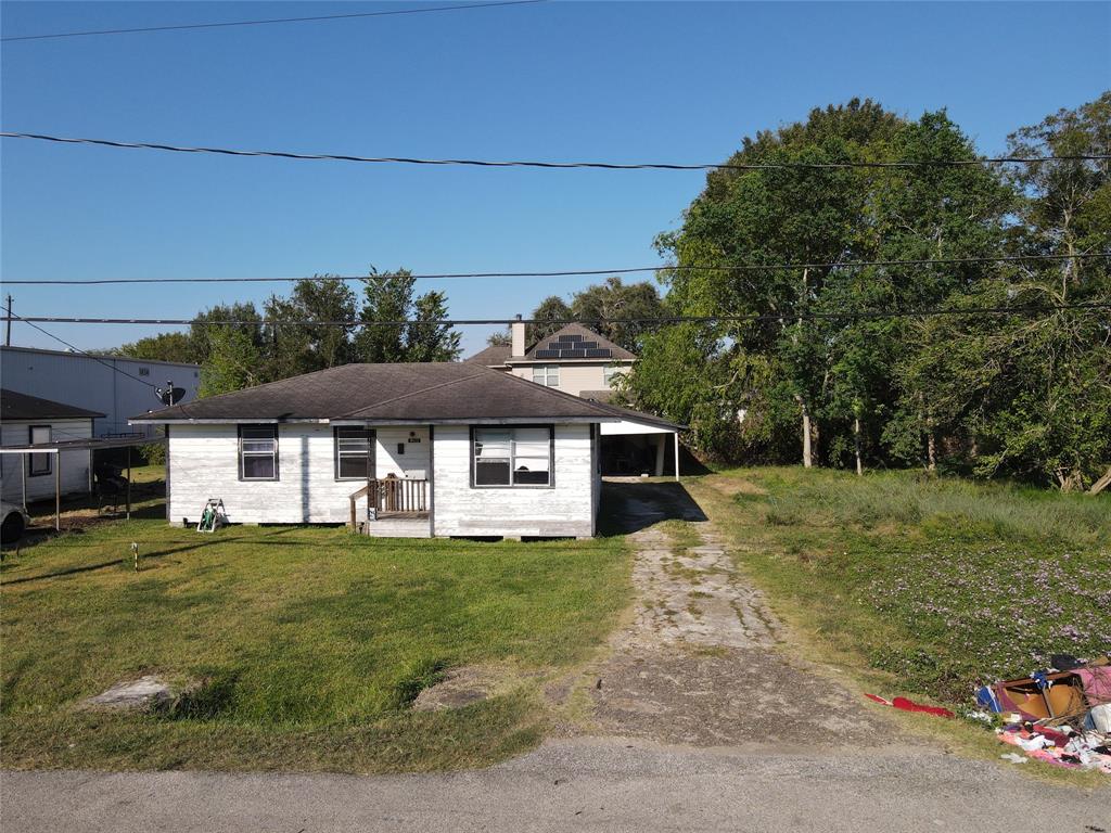 a view of a house with a big yard