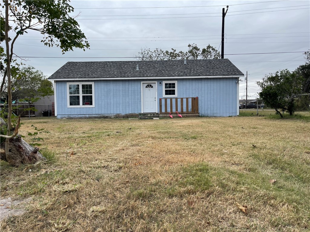 a view of a house with a backyard