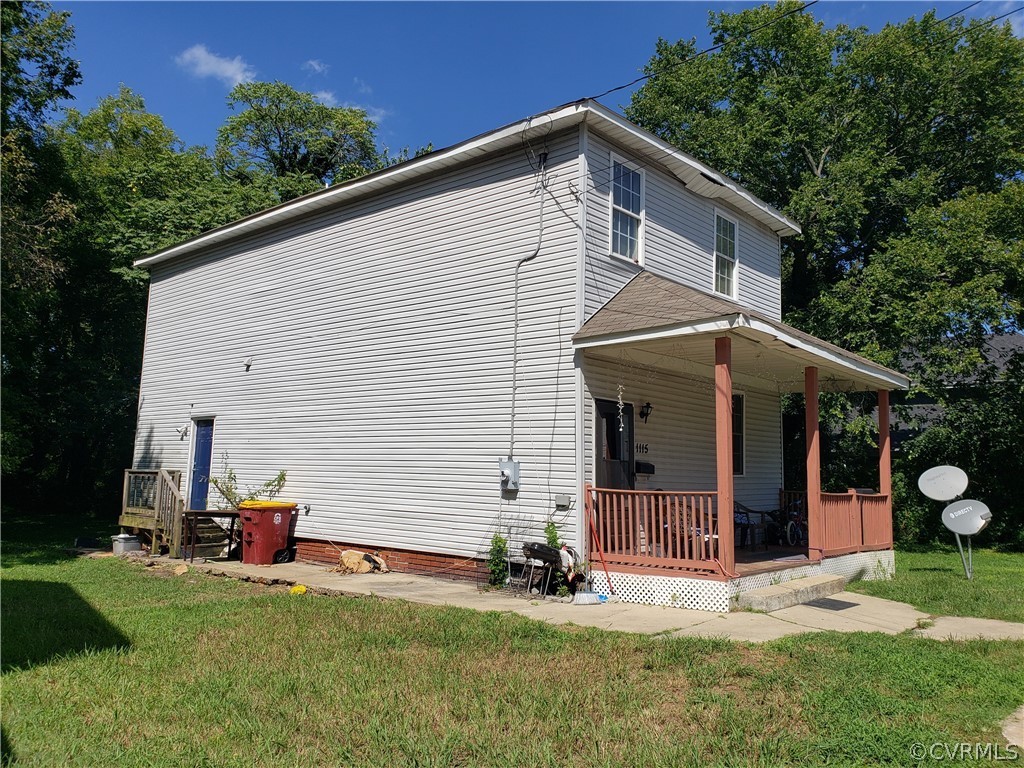 a view of a back yard of the house