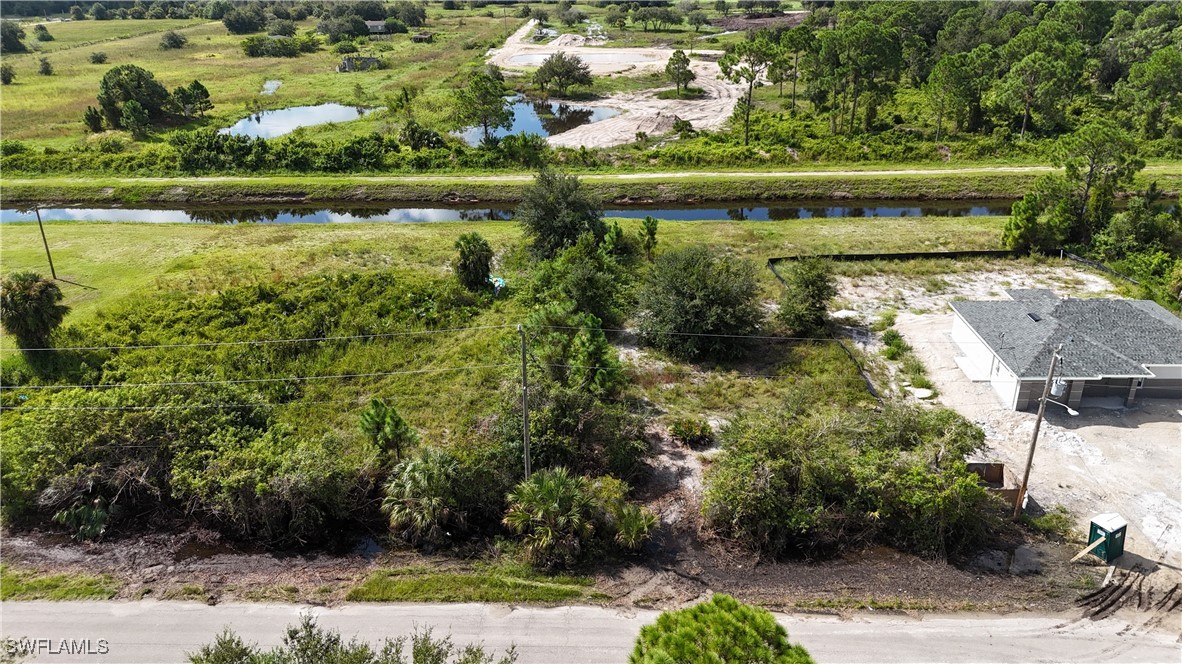 a view of yard with green space