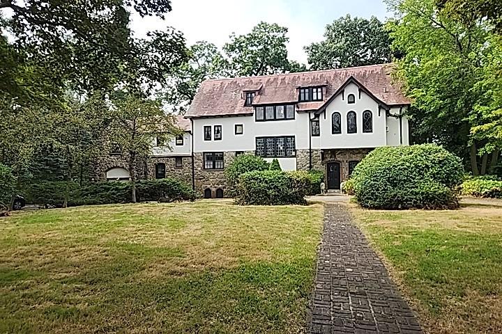 View of front of house with a front yard