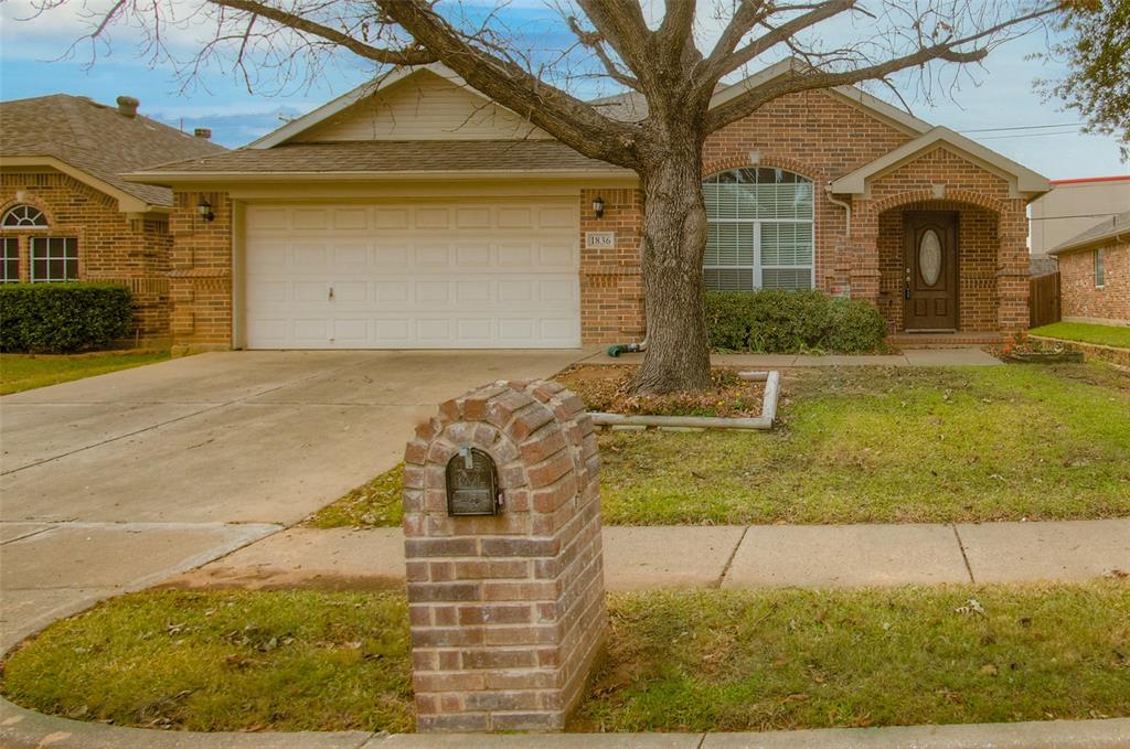 a view of a yard in front of a house