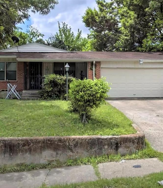 front view of house with a yard