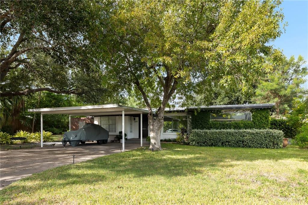 a view of a house with backyard and porch