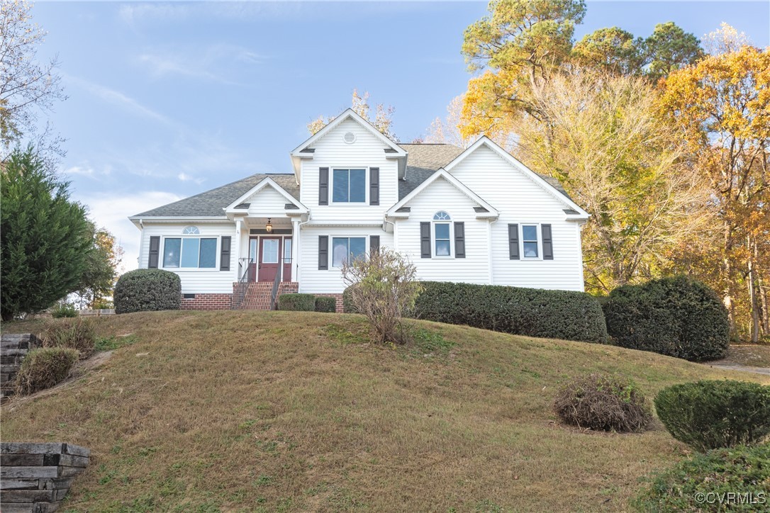 View of front facade with a front lawn