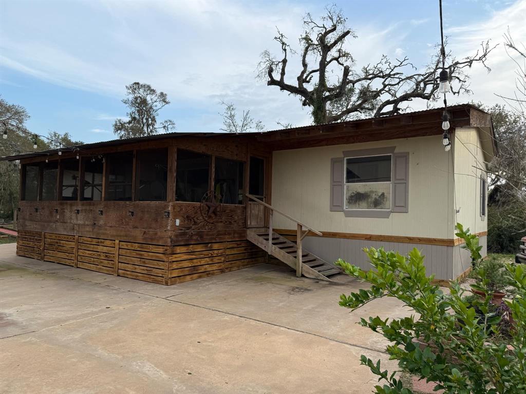 Front View of House & Screened Porch