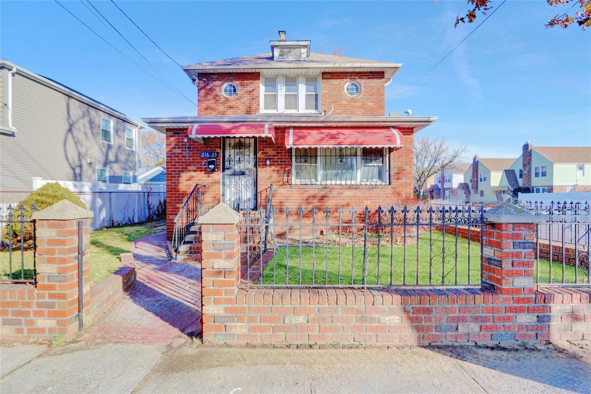 View of front of house featuring a front yard