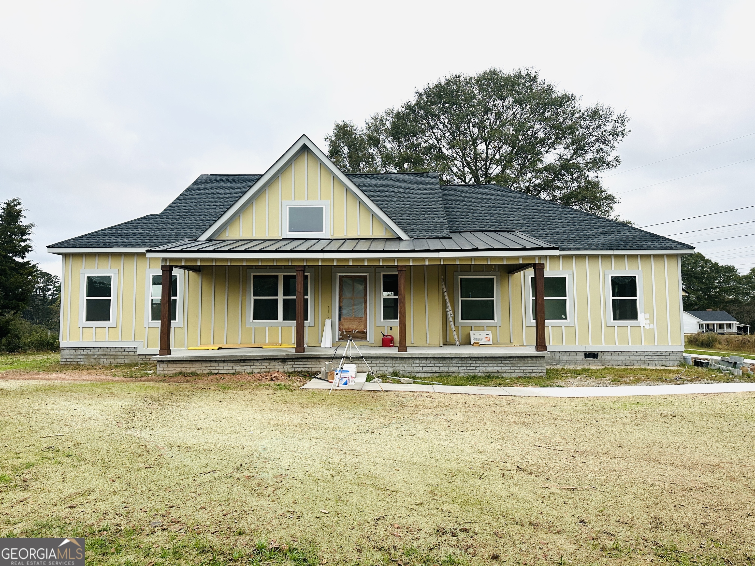 a front view of house with yard