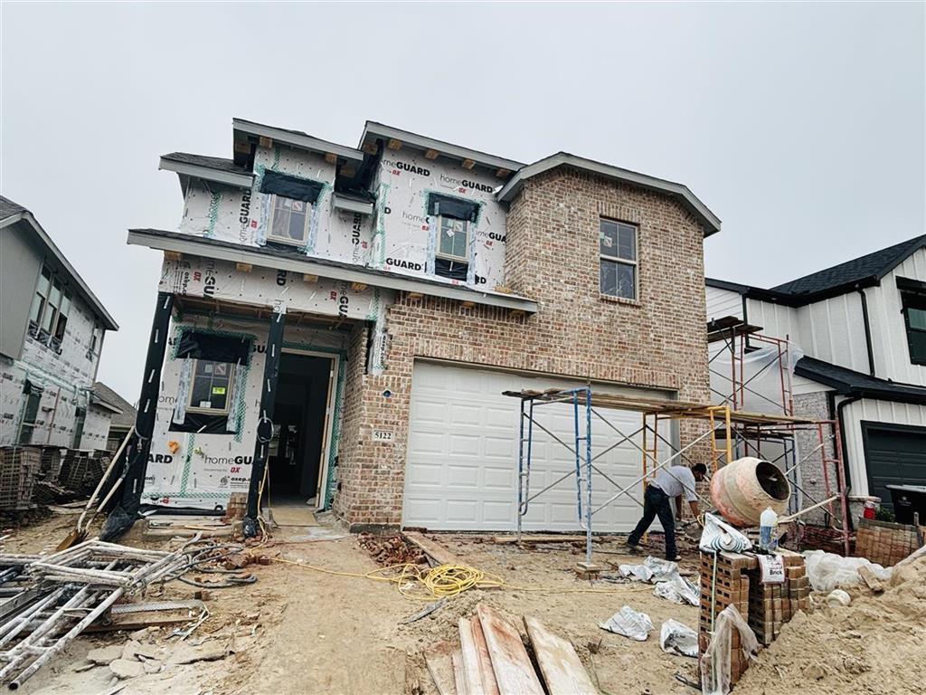 a view of a house with backyard