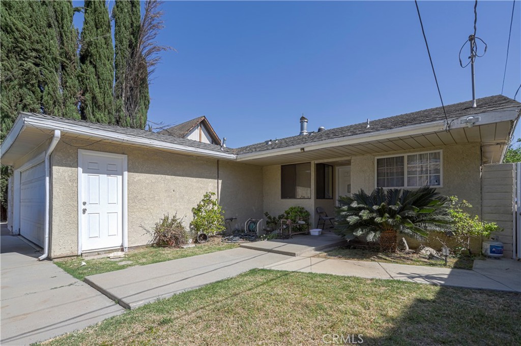 a front view of house with yard