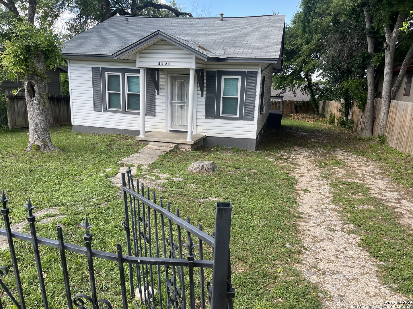 a view of a house with backyard and plants