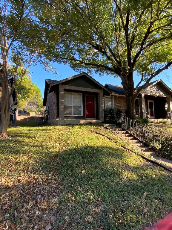 a view of a house with a yard