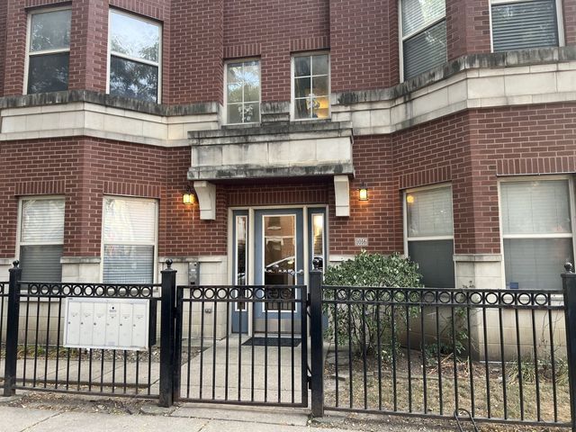 $2,600 | 1016 South Racine Avenue, Unit 102 | Little Italy