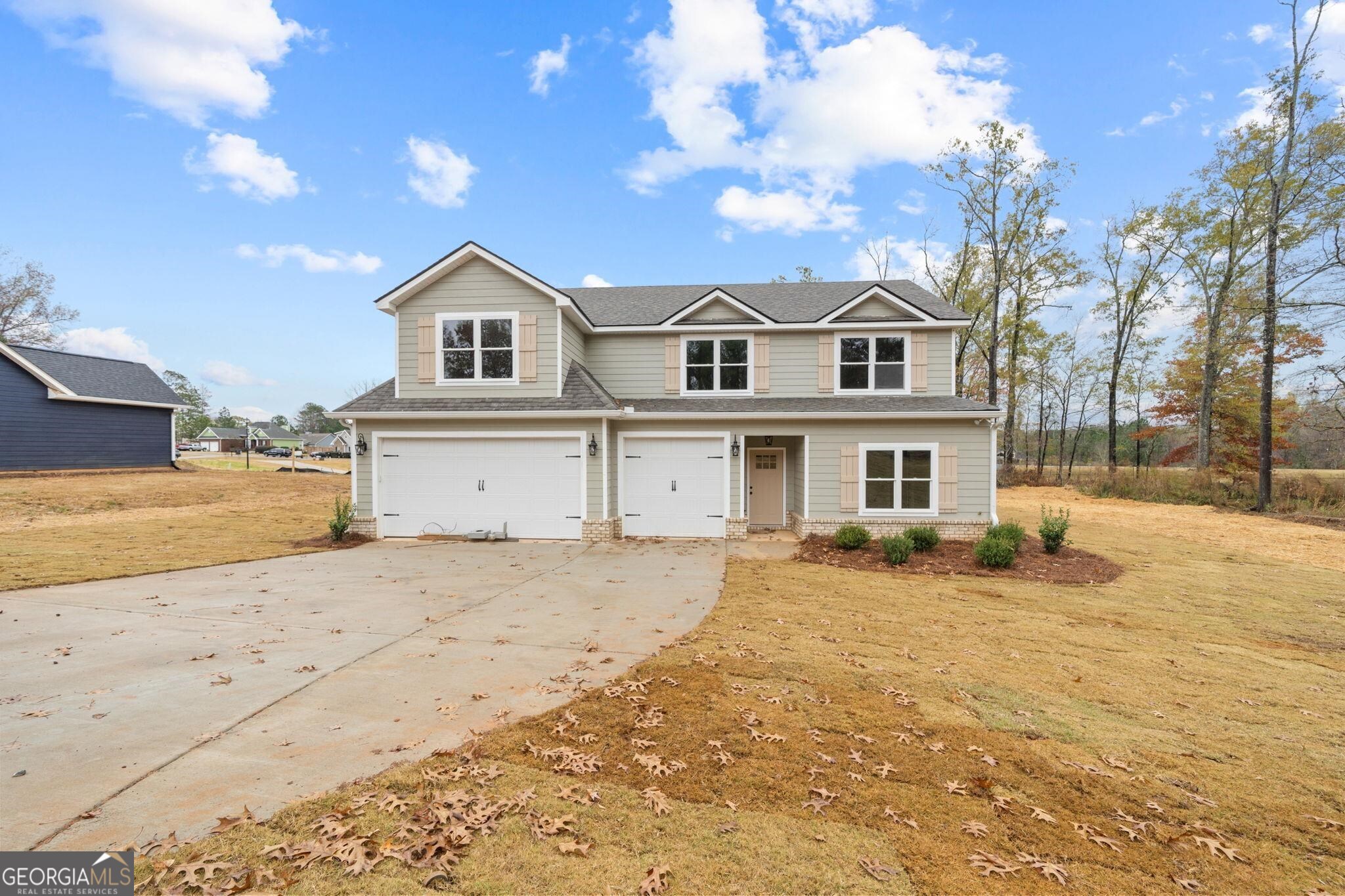 a view of a yard in front of house