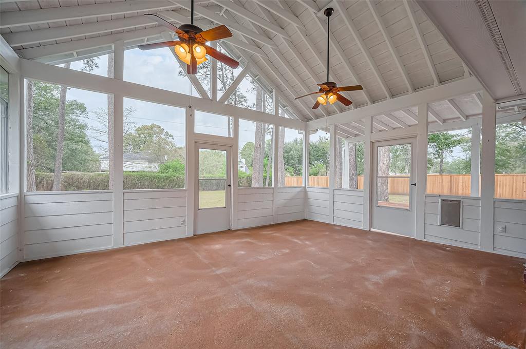 Enjoy a morning cup of coffee in this the amazing screened in patio!