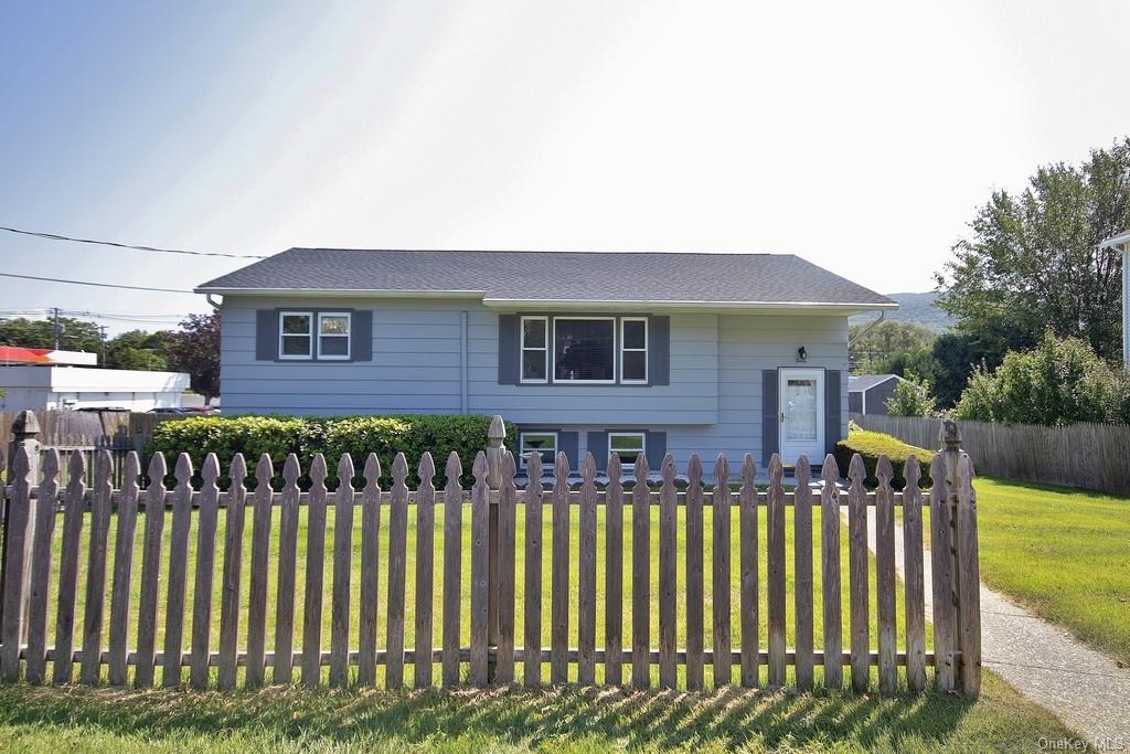 View of front of property featuring a front yard