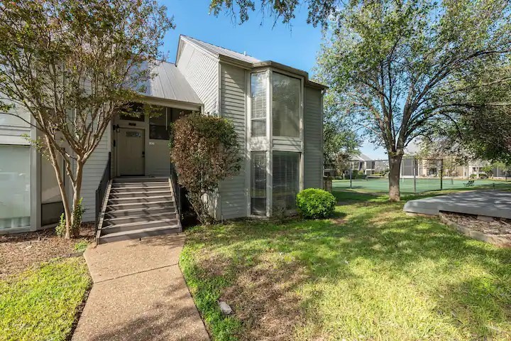 a view of a house with a yard