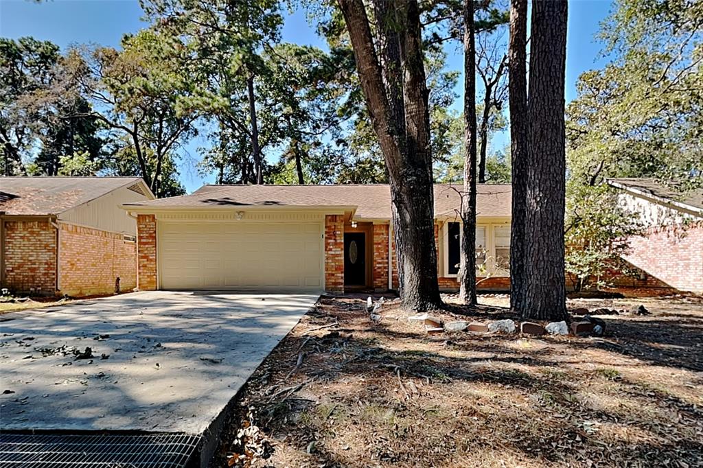 a view of a house with backyard and trees