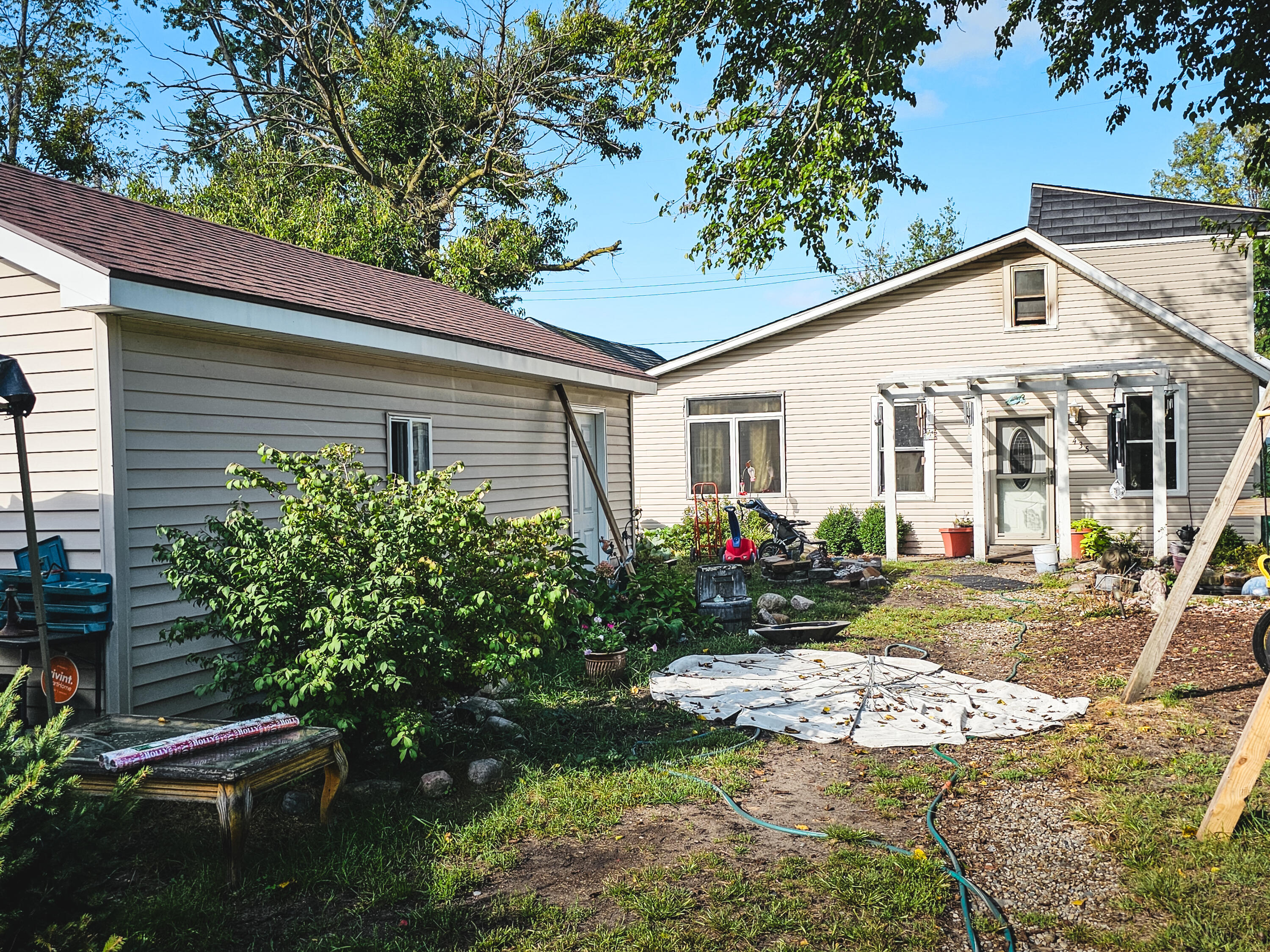 a view of a house with backyard and garden