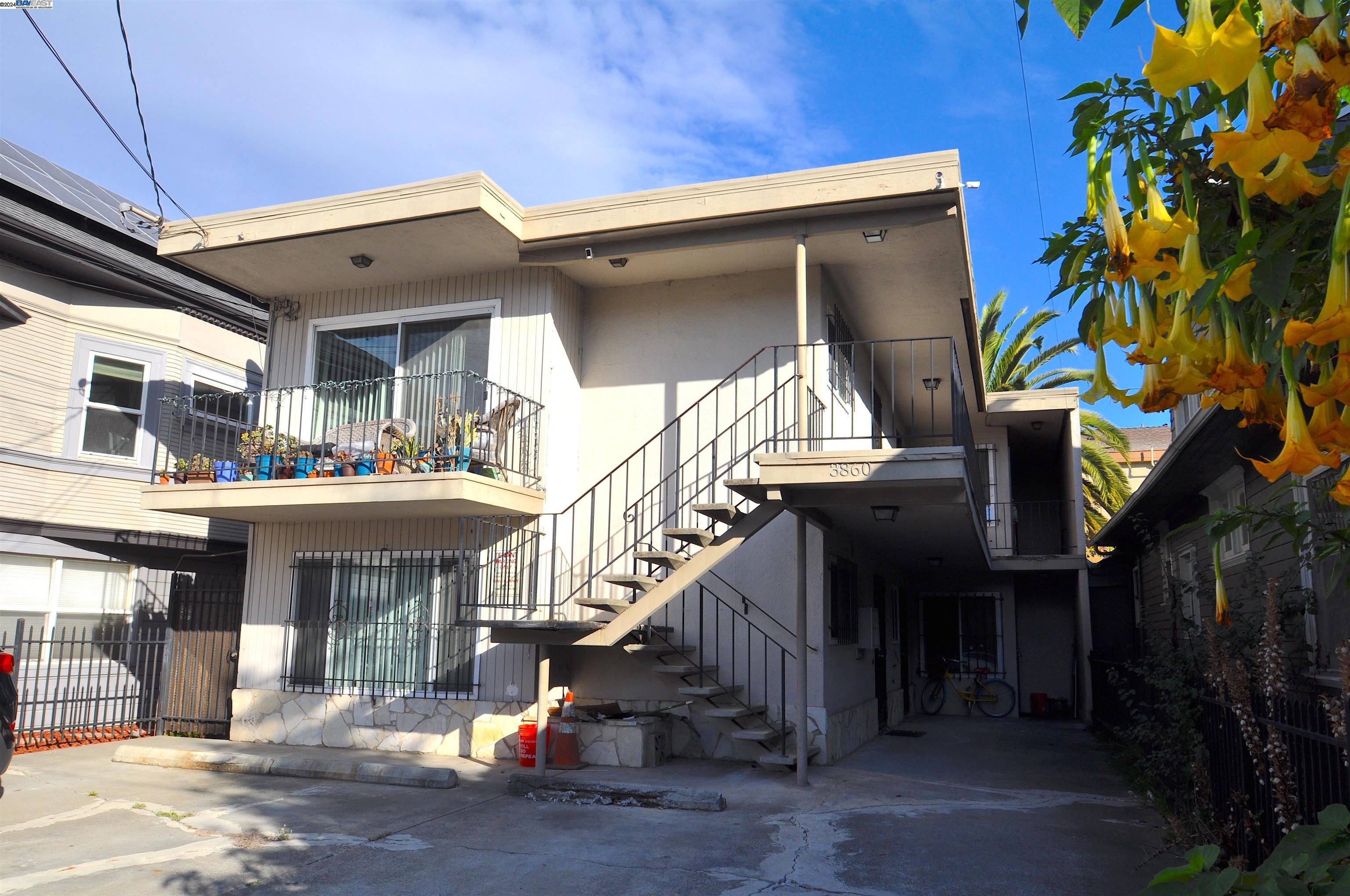 a view of entryway of a house