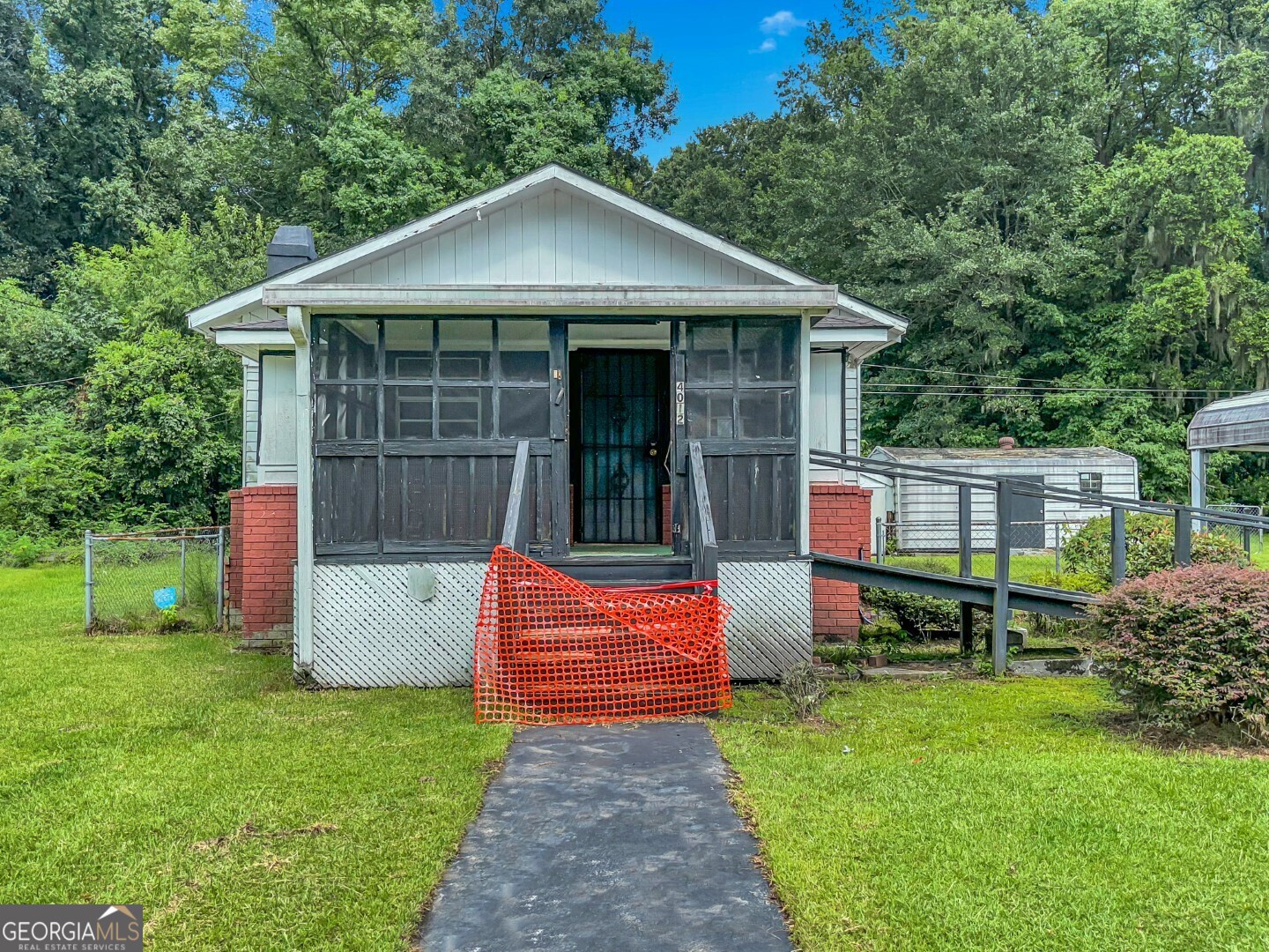 a view of a house with backyard