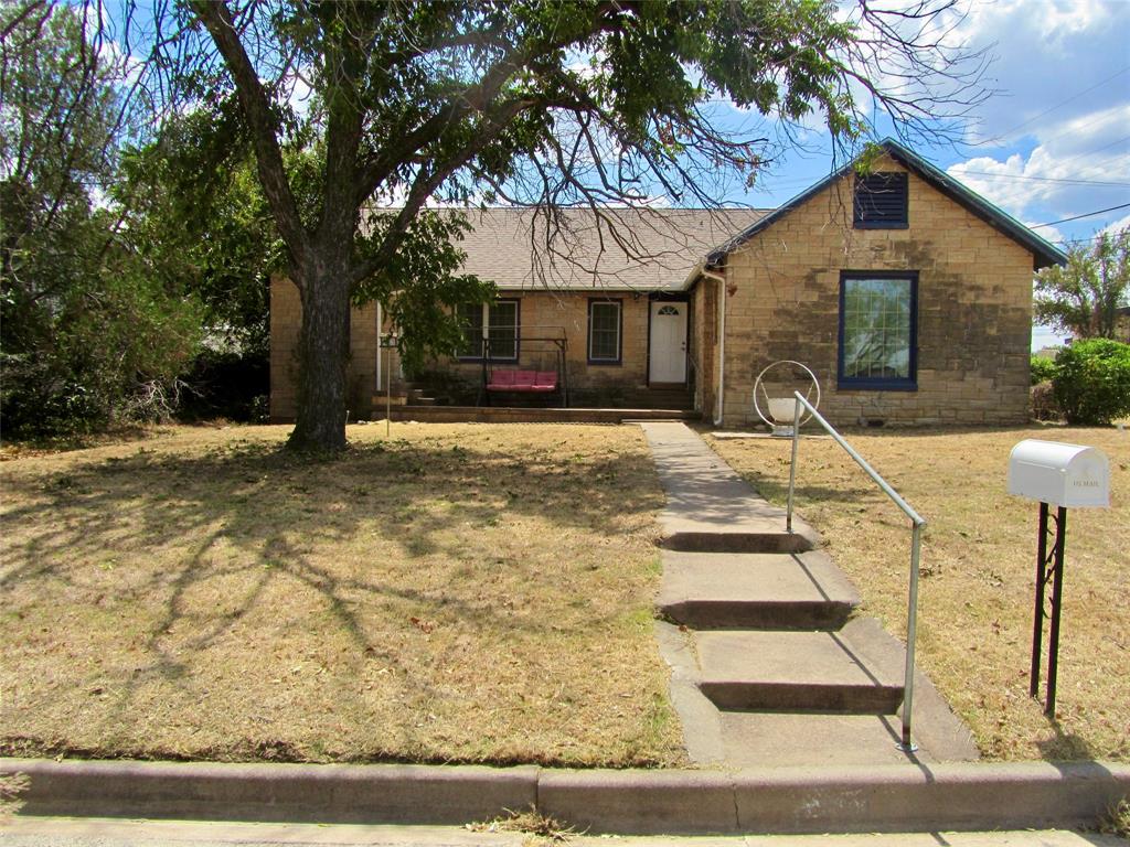 a view of a house with backyard