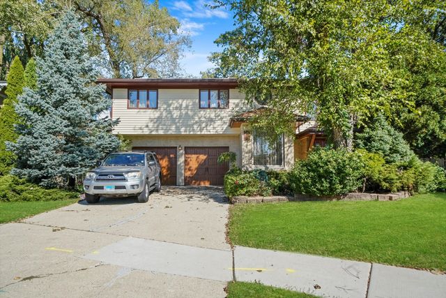 $499,900 | 579 Dawn Court | Des Plaines