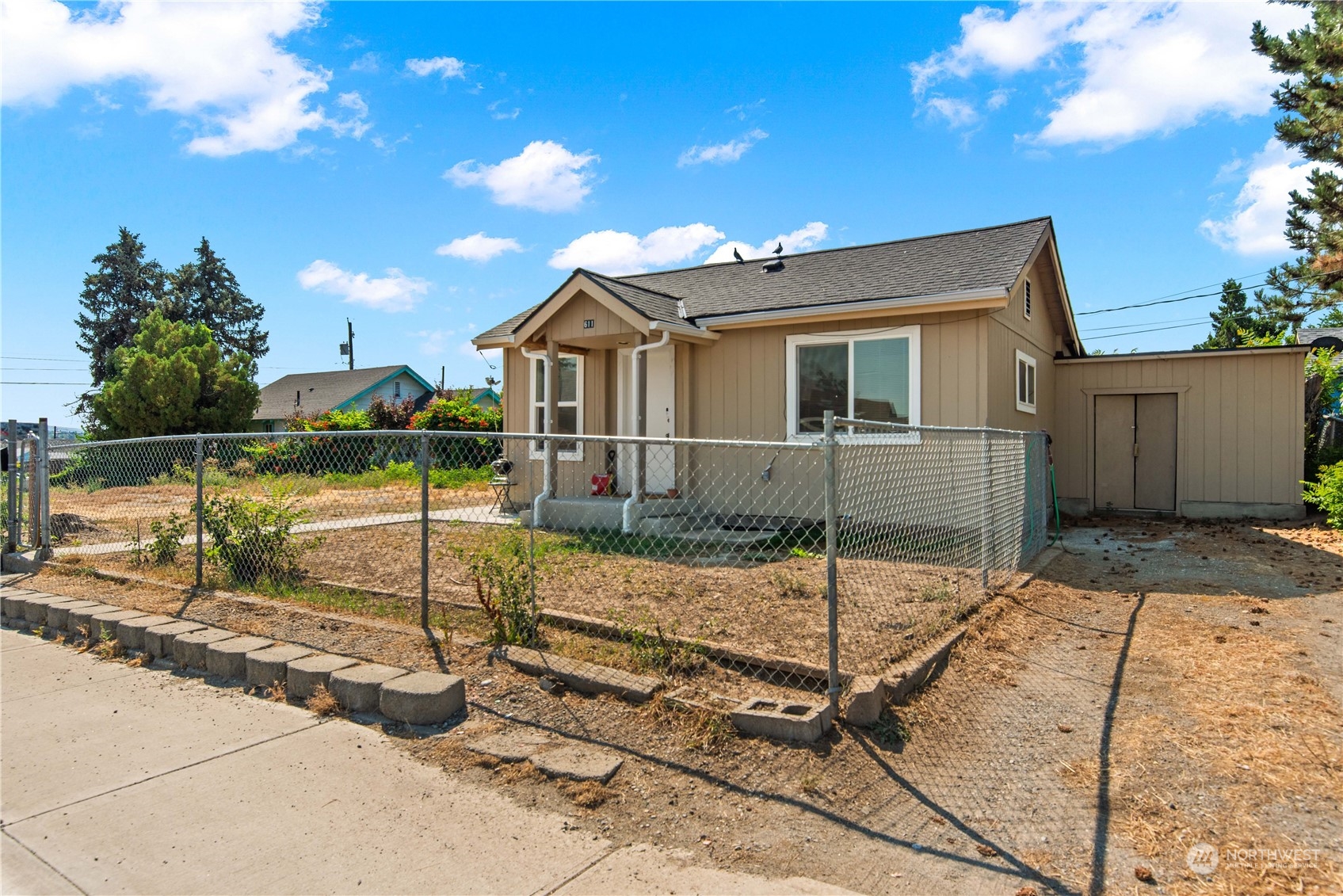 a view of a house with a backyard