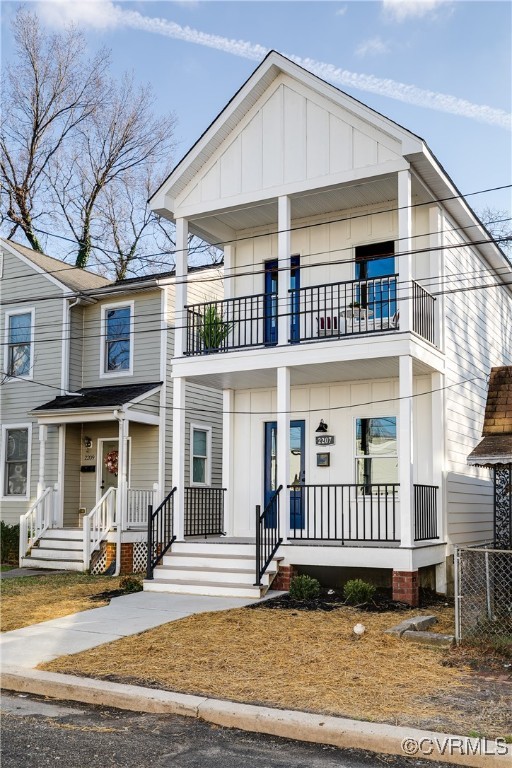 View of front facade with a porch and a balcony