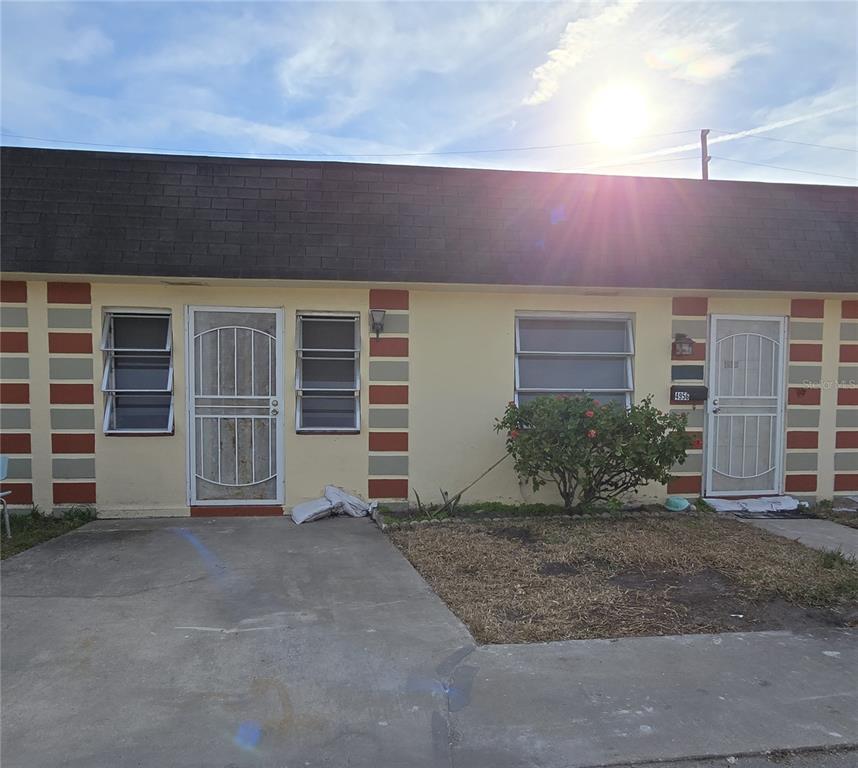 a view of a house with a yard