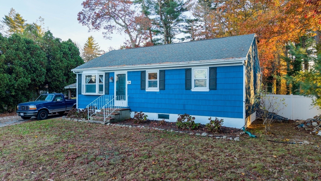 a view of a house with a yard