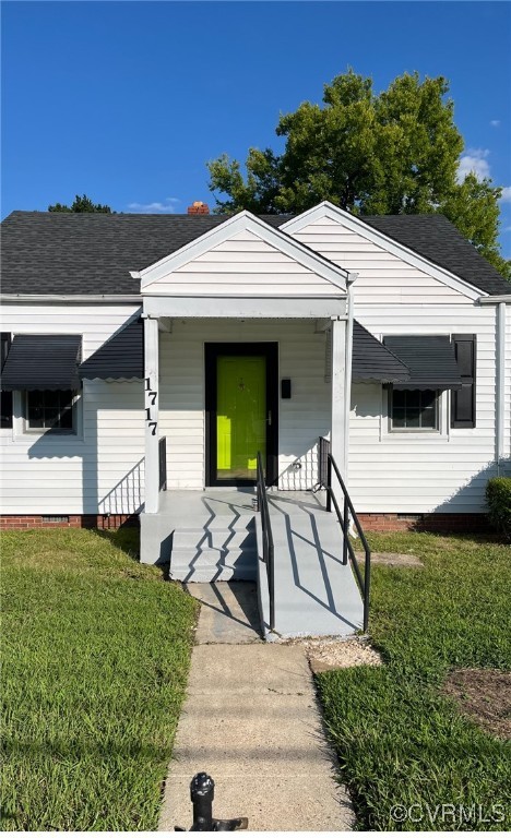 a view of a house with backyard