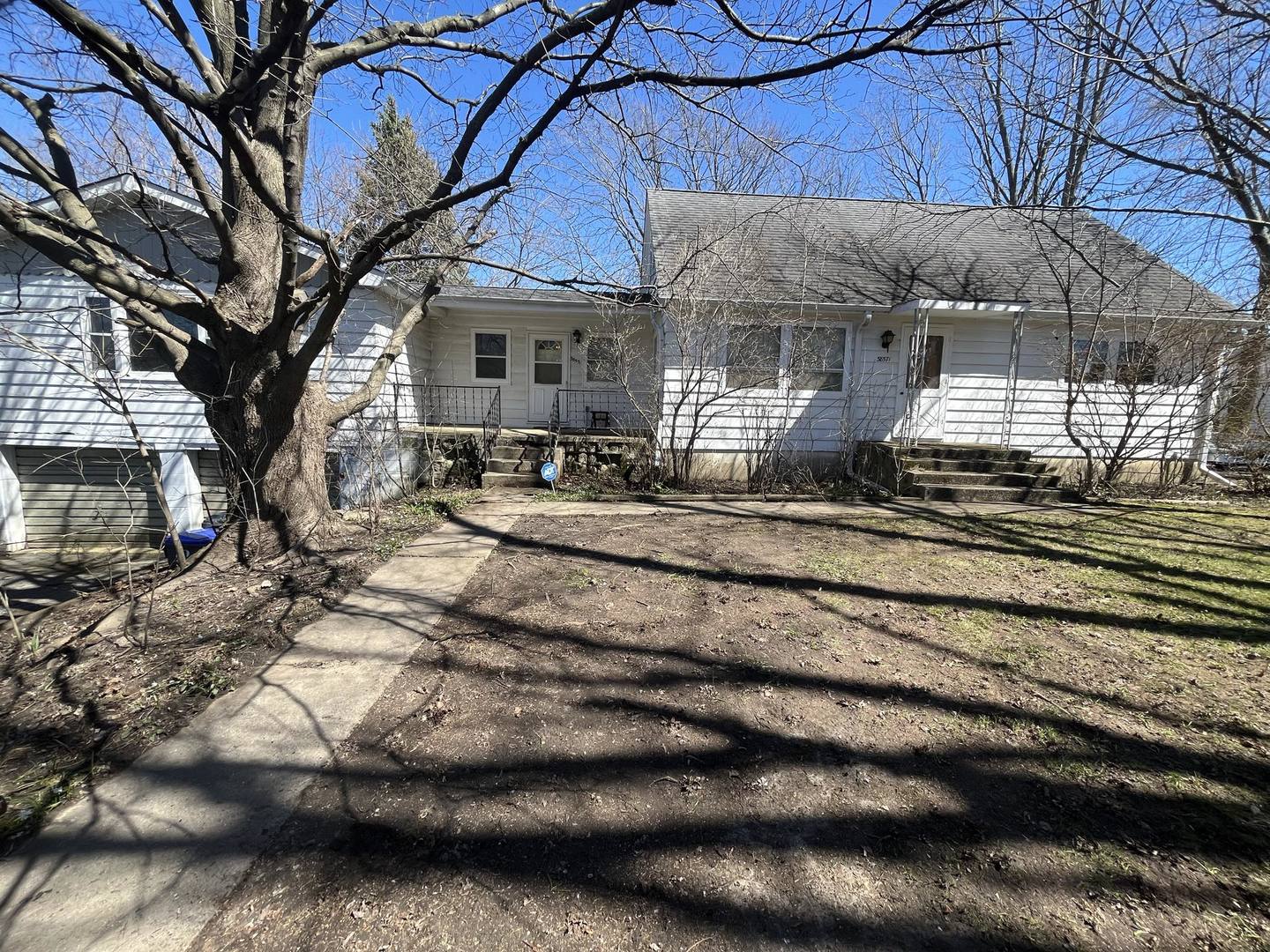 a view of a house with a yard