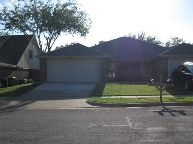 a view of a back yard