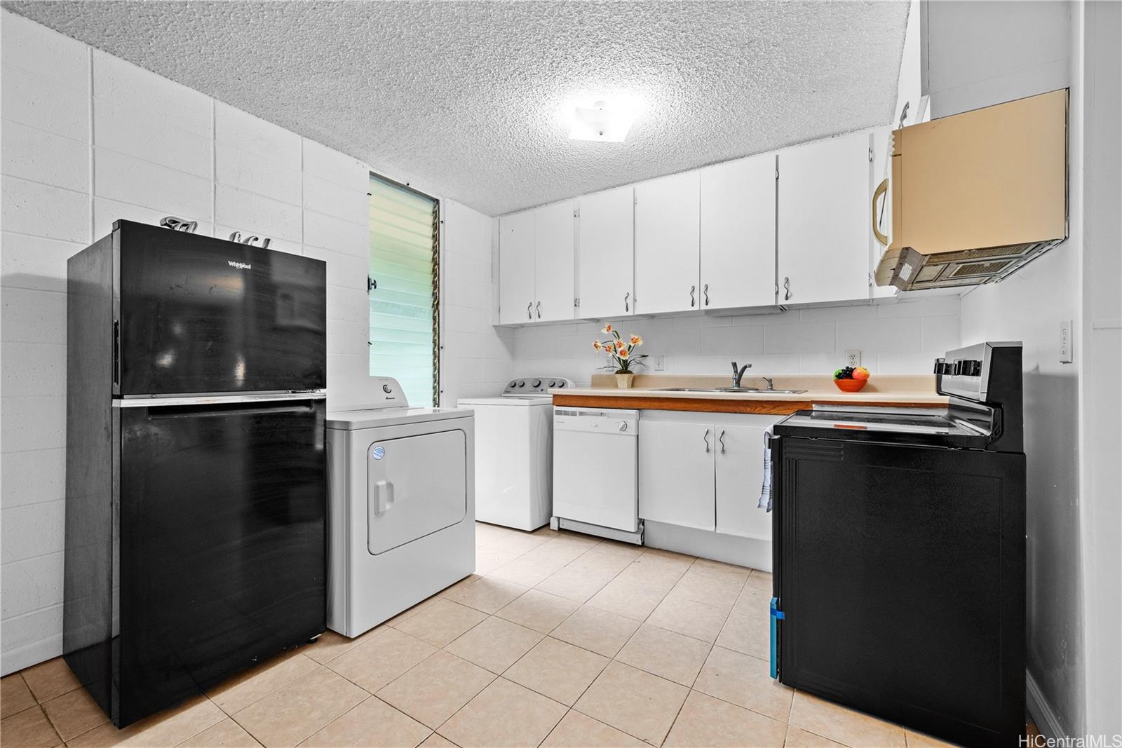 kitchen with full sized appliances - new over and dryer, refrigerator and washer only a few years old.