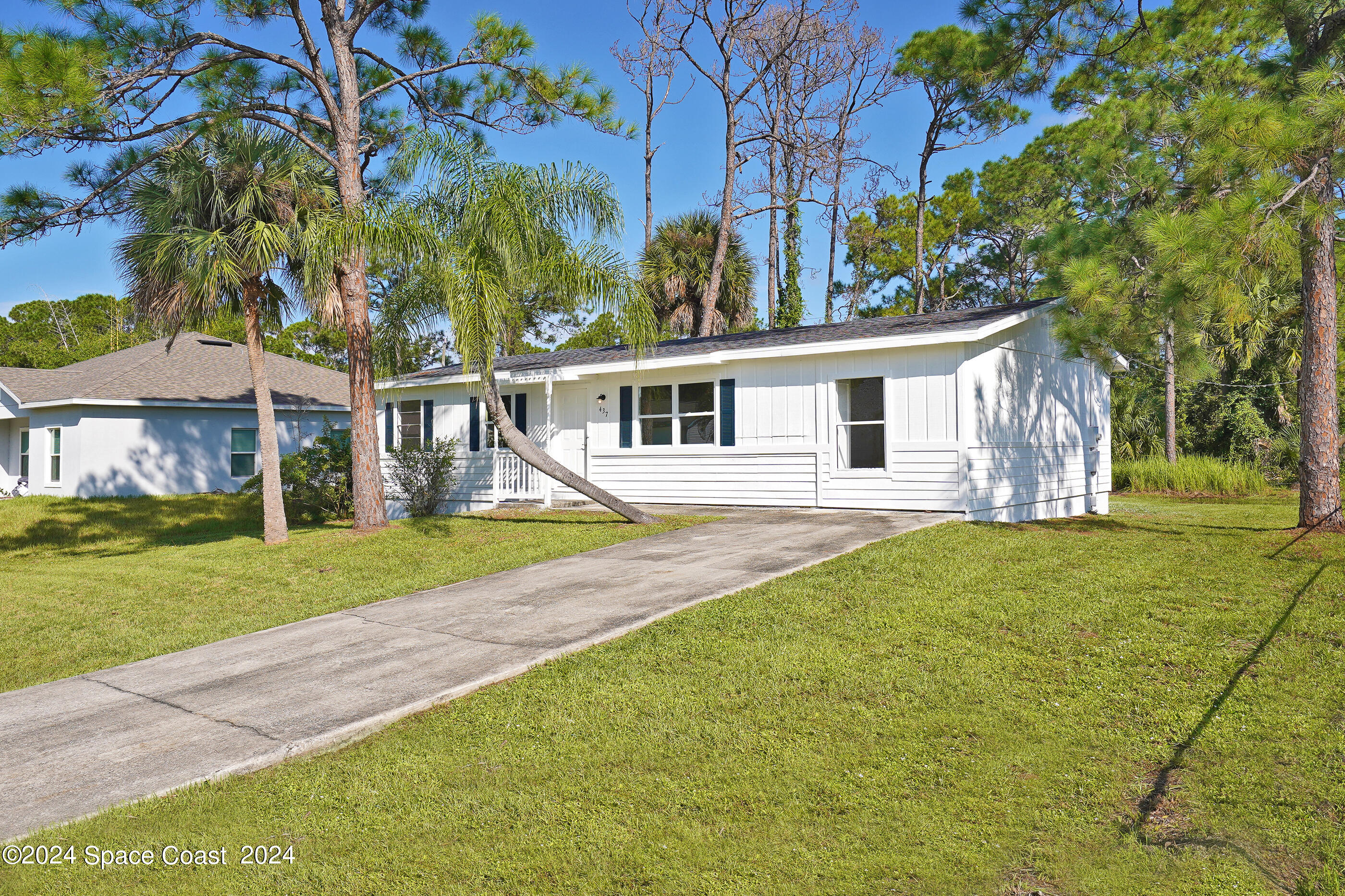 a view of a house with a backyard