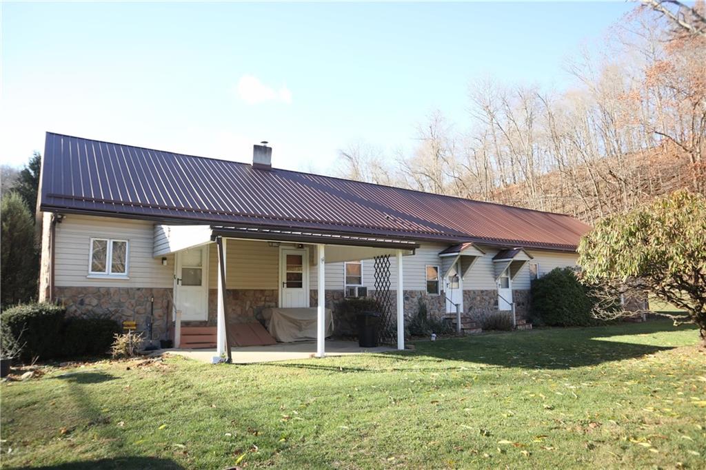 a view of a house with a yard