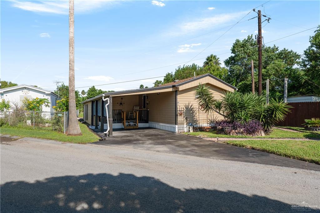 Manufactured / mobile home with a carport