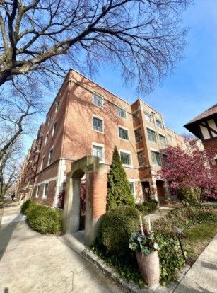 $179,900 | 5527 South University Avenue, Unit 4W | Hyde Park