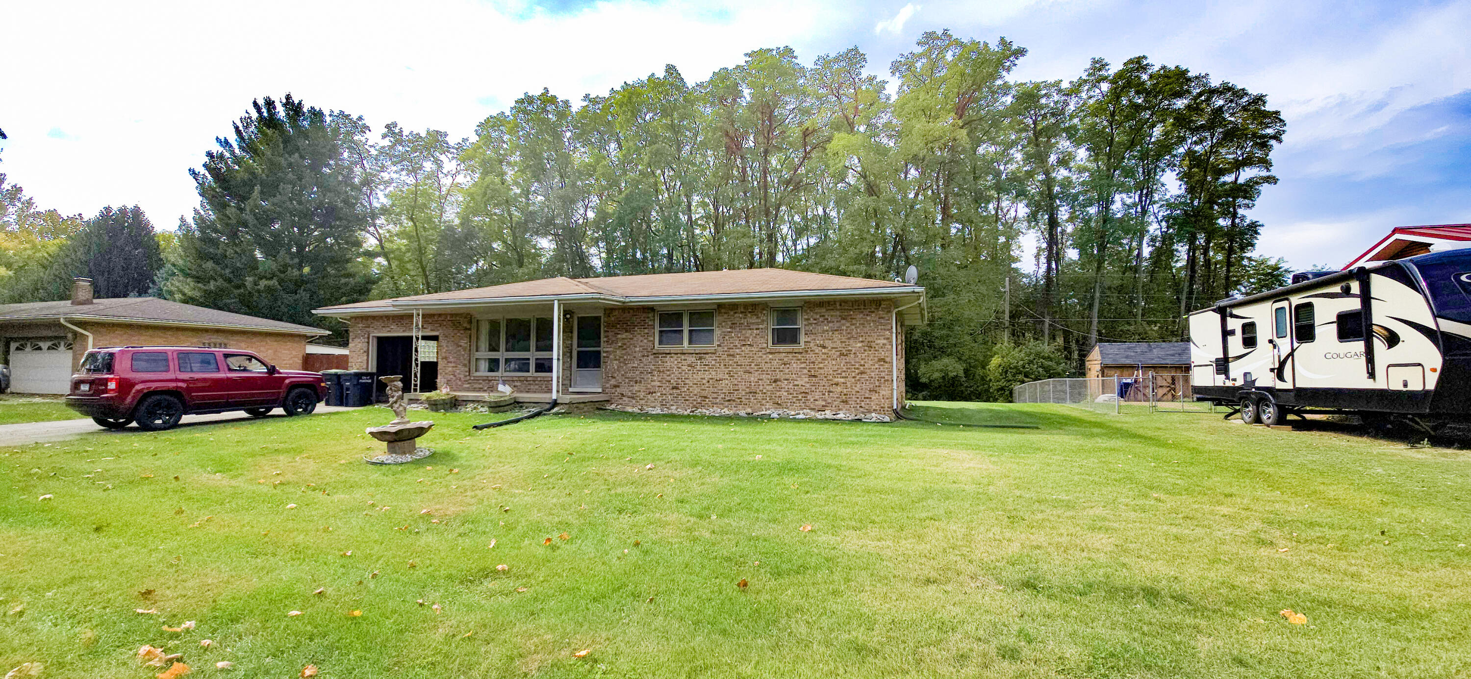 a view of a house with backyard