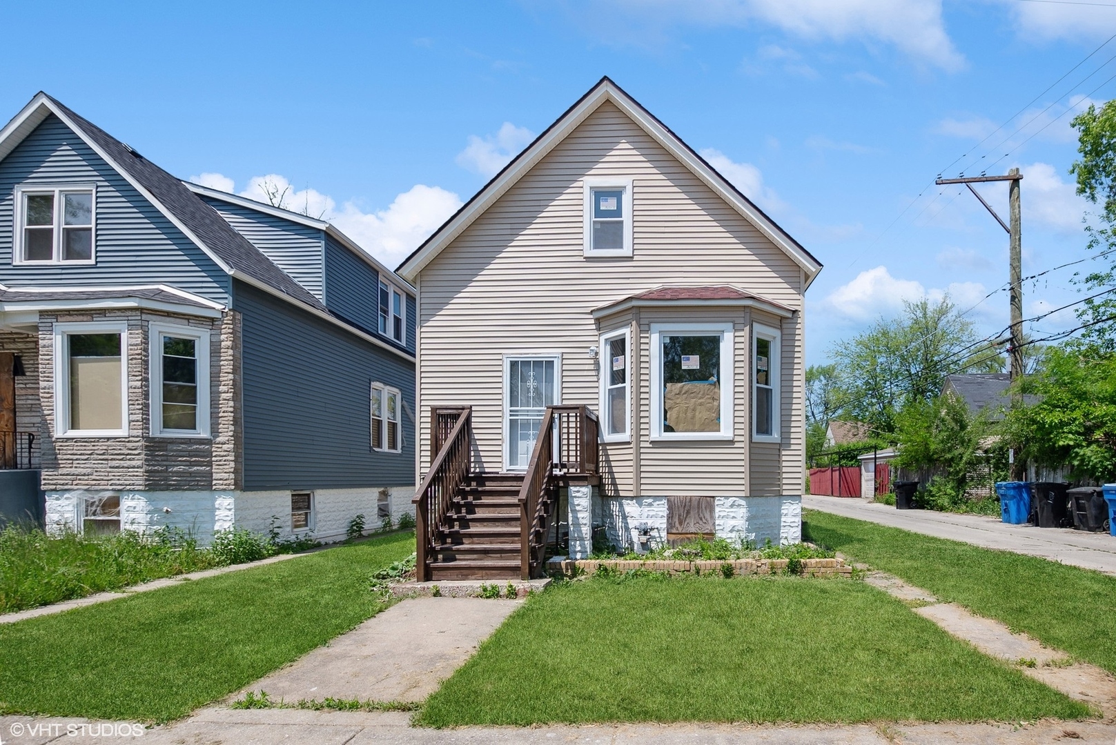 a view of house with a yard