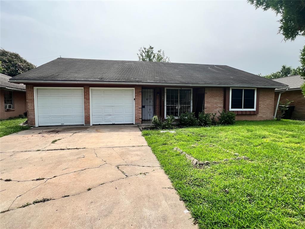 a front view of house with yard