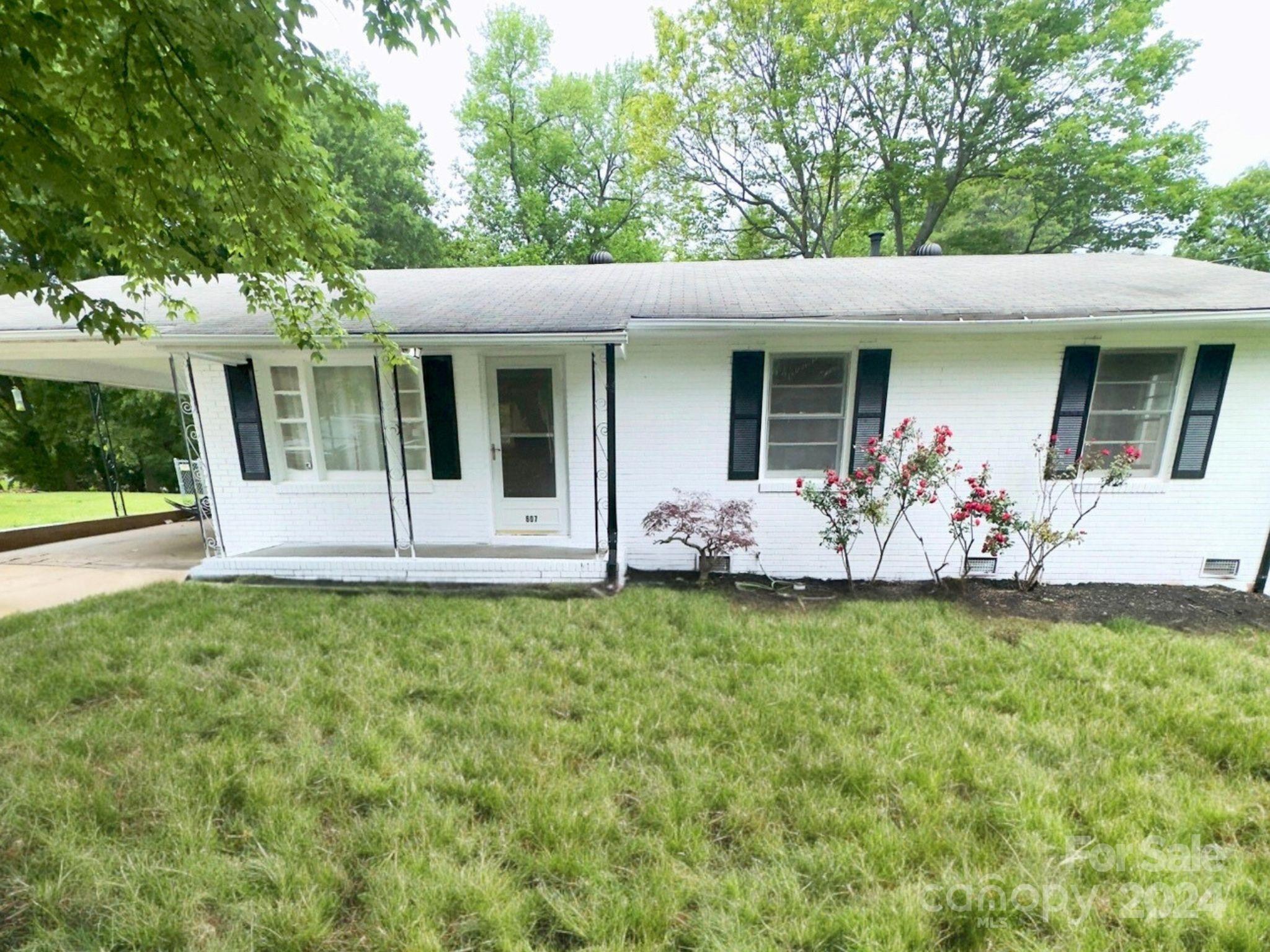 a view of a house with backyard porch and furniture