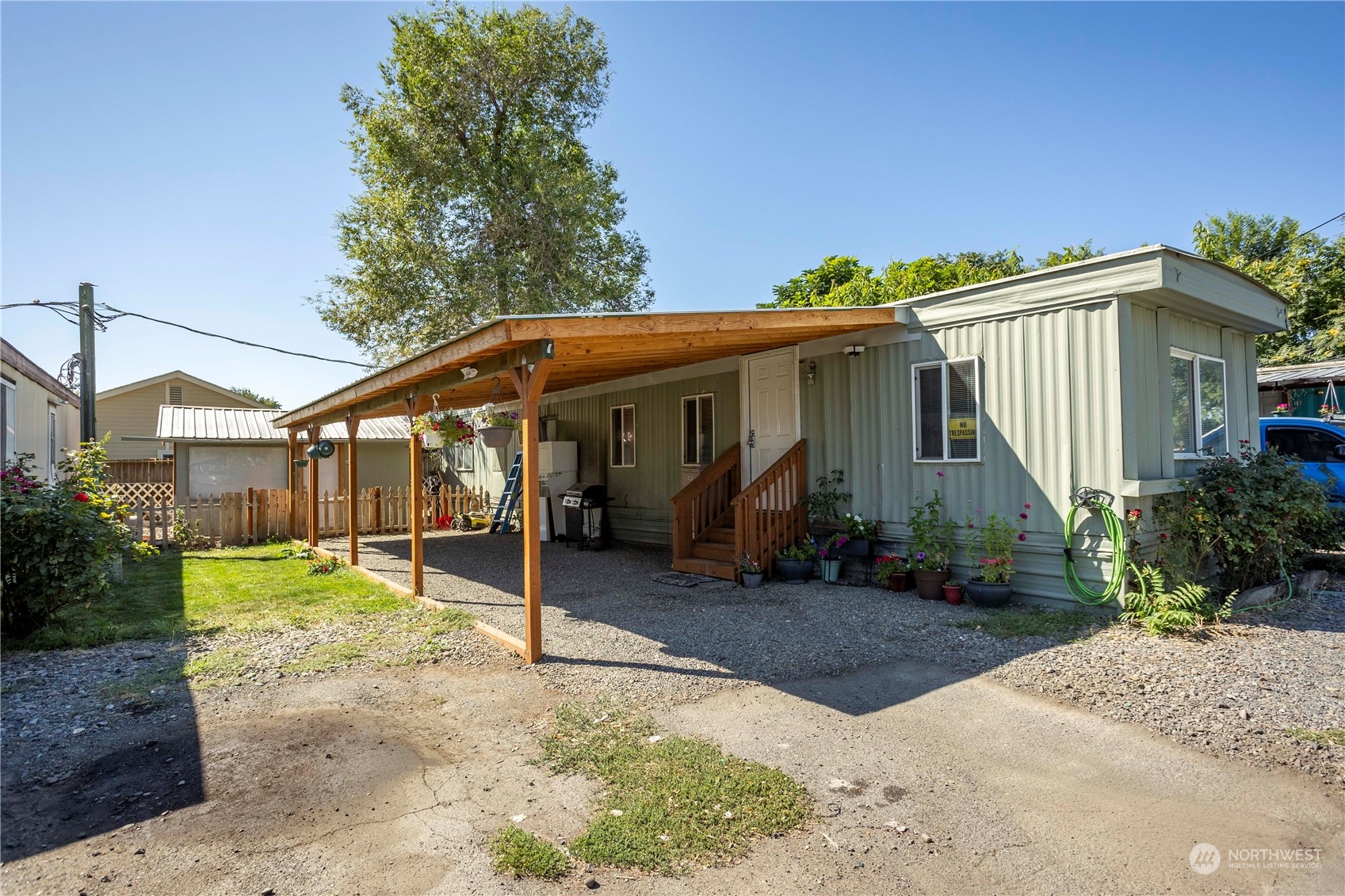 a view of a house with a backyard