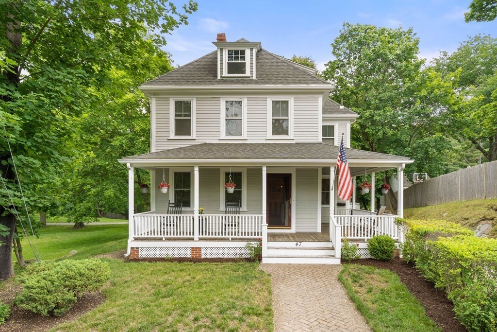 a view of front of a house with a yard