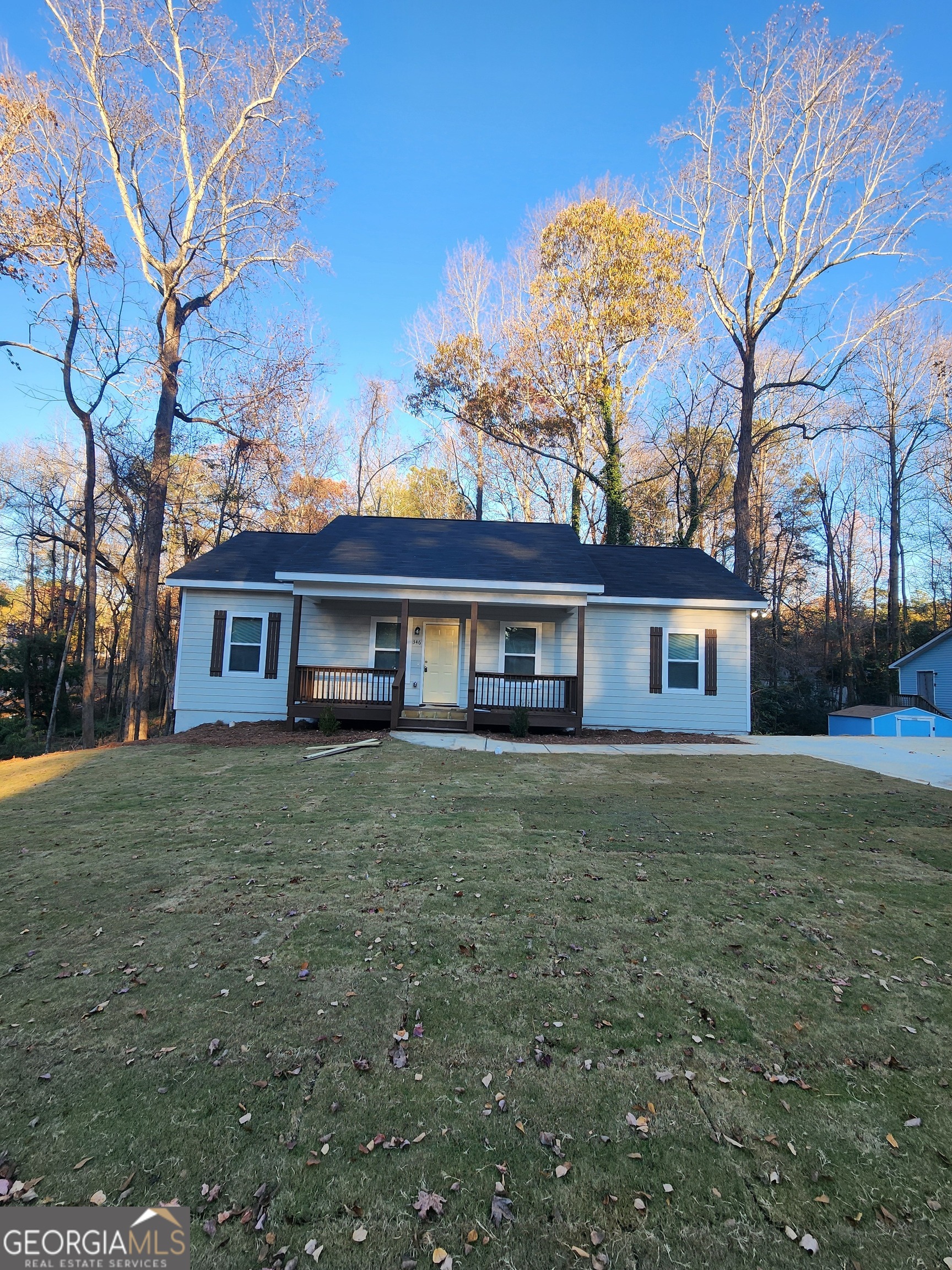 a view of a yard in front of a house